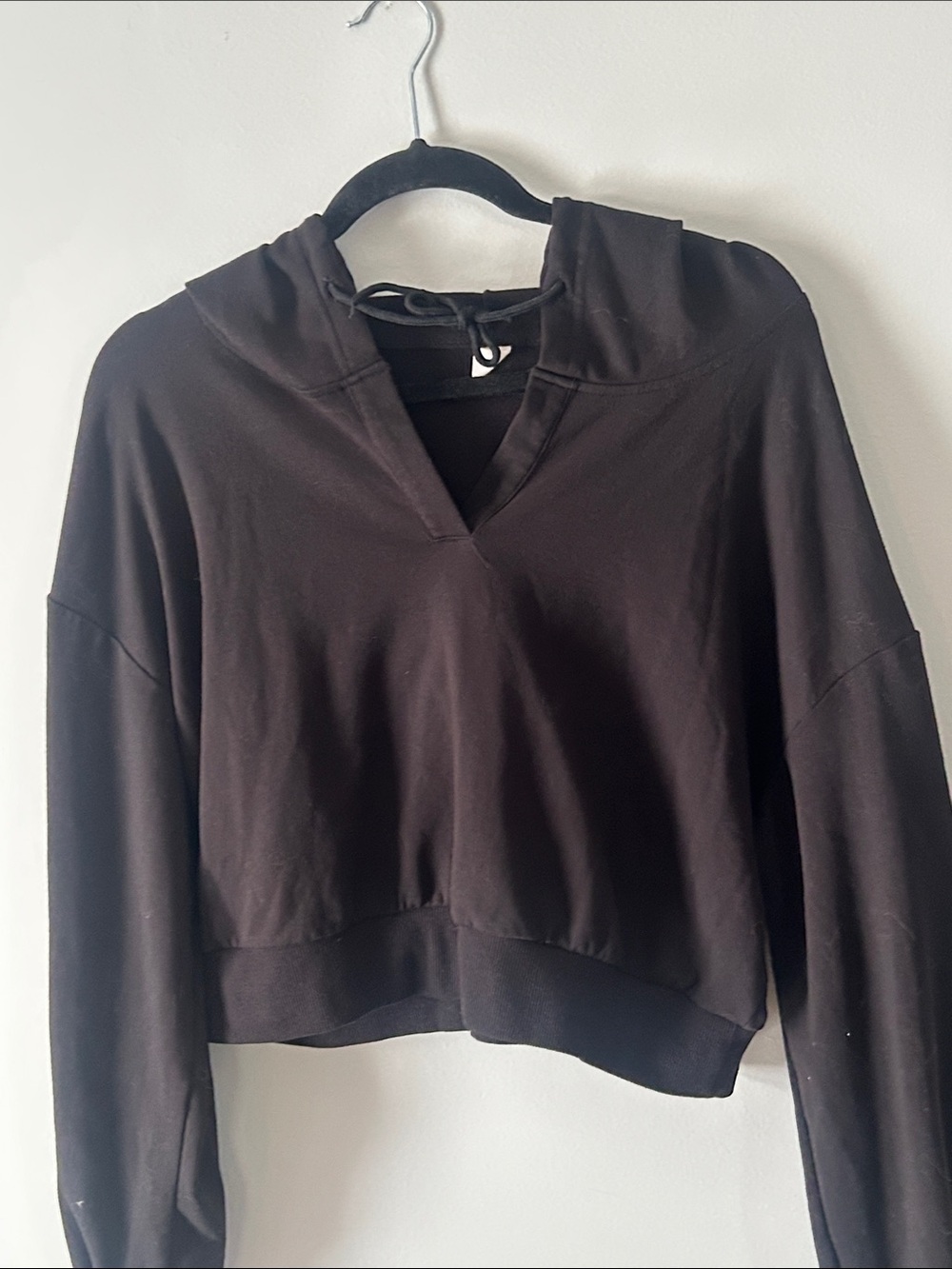 Amazon Women’s Black Cropped V-Neck Hoodie Sweatshirt - Picture 4 of 5